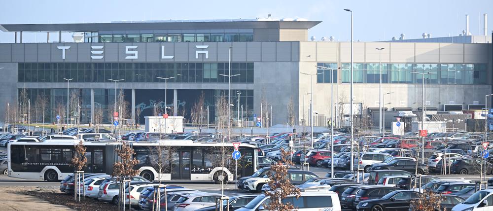 ARCHIV - 13.03.2024, Brandenburg, Grünheide: Die Morgensonne scheint auf den Eingang zum Tesla-Werk. (zu dpa: «Drohender Stellenabbau bei Tesla: Opposition fordert rasches Handeln») Foto: Sebastian Gollnow/dpa +++ dpa-Bildfunk +++