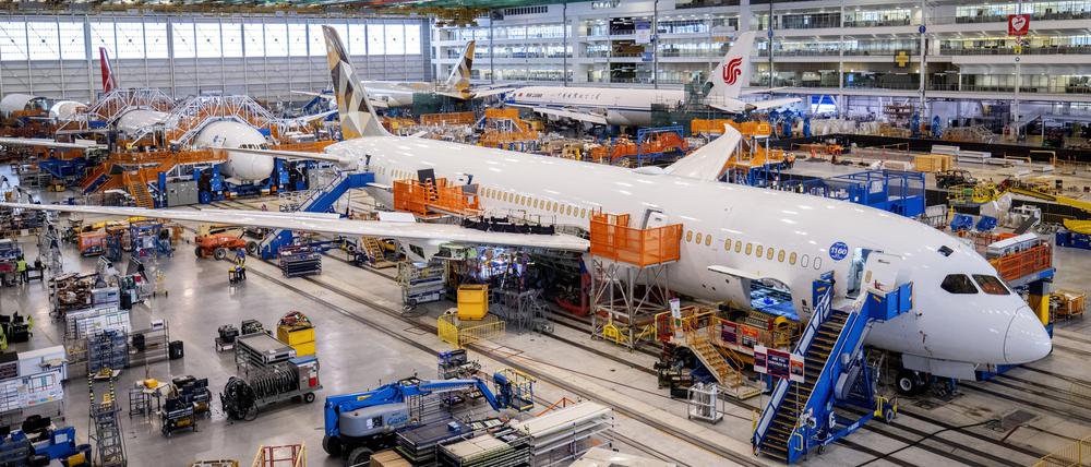 Boeing-Mitarbeiter montieren ein Flugzeug des Typs «Boeing 787 Dreamliner» in ihrem Hauptmontagegebäude auf dem Boeing-Campus.