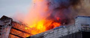 Das Gebäude der Kopenhagener Börse steht am 16. April 2024 in Flammen. 