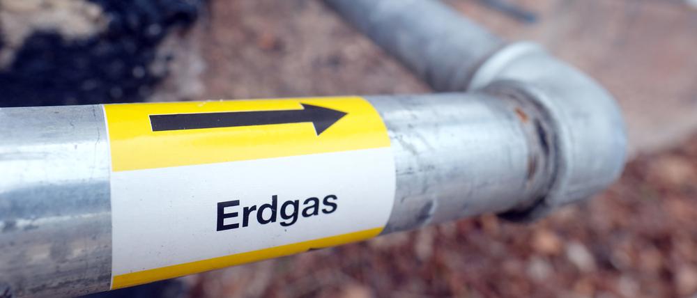 Eine Gasleitung ist auf einer Baustelle zu sehen.
