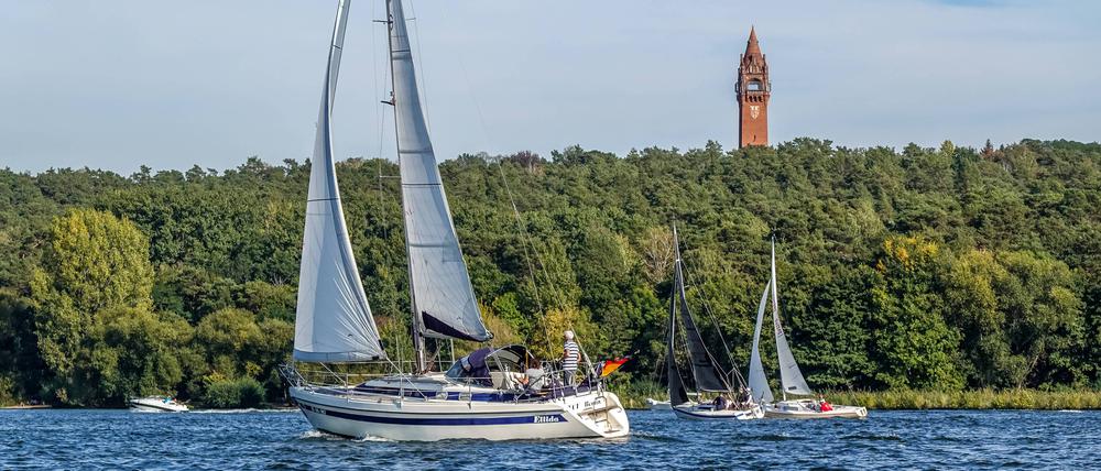 Der Grunewaldturm steht am Ufer der Havel. An einem Ort kann man gleichzeitig durch alle vier Fenster gucken - den so genannten Vier-Fenster-Blick.