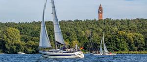 Der Grunewaldturm steht am Ufer der Havel. An einem Ort kann man gleichzeitig durch alle vier Fenster gucken - den so genannten Vier-Fenster-Blick.