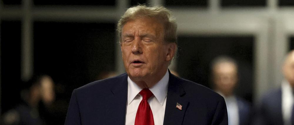 US-Präsident Donald Trump verlässt den Gerichtssaal nach dem ersten Tag seines Prozesses am Strafgericht in Manhattan. (Archivbild)
