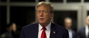 US-Präsident Donald Trump verlässt den Gerichtssaal nach dem ersten Tag seines Prozesses am Strafgericht in Manhattan. (Archivbild)