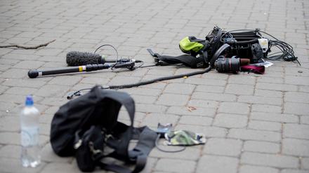 Die Ausrüstung eines Kamerateams liegt nach einem Übergriff im Mai vergangenen Jahres zwischen Alexanderplatz und Hackescher Markt auf dem Boden. 