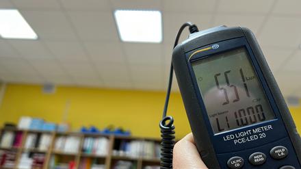 Der Tagesspiegel-Reporter misst sogar 551 Lux im Klassenzimmer – allerdings laienhaft.