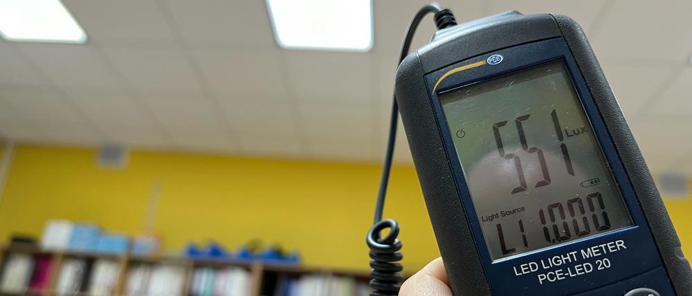 Der Tagesspiegel-Reporter misst sogar 551 Lux im Klassenzimmer – allerdings laienhaft.