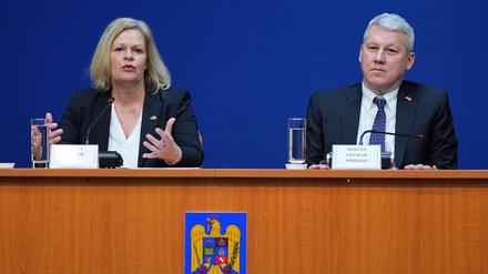 Rumänien, Bukarest: Nancy Faeser (l., SPD), Bundesministerin des Innern und für Heimat, spricht während einer gemeinsamen Pressekonferenz mit Marian Catalin Predoiu (r.), Vizepremierminister und Innenminister von Rumänien.