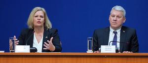 Rumänien, Bukarest: Nancy Faeser (l., SPD), Bundesministerin des Innern und für Heimat, spricht während einer gemeinsamen Pressekonferenz mit Marian Catalin Predoiu (r.), Vizepremierminister und Innenminister von Rumänien.