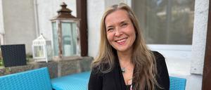 Die Autorin Alexandra Lüthen schreibt über Heimat – und zwar in Einfacher Sprache: Die Autorin n ihrer Zehlendorfer Schreibwerkstatt. 