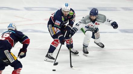 Leo Pföderl (in Blau) hat bislang erst einen Treffer in den Play-offs erzielt. Er könnte aber im Finale zum entscheidenden Faktor werden.