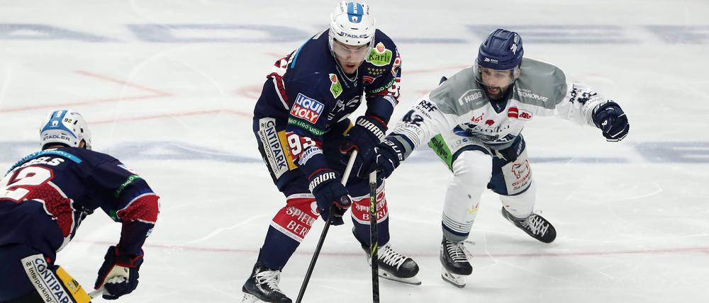 Leo Pföderl (in Blau) hat bislang erst einen Treffer in den Play-offs erzielt. Er könnte aber im Finale zum entscheidenden Faktor werden.