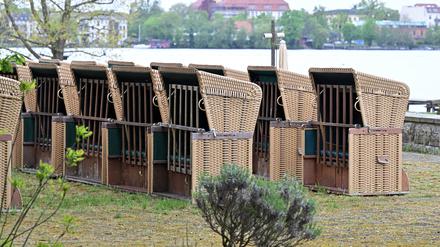 Potsdam, 16.04.2024, Lokales, Strandbad Babelsberg, Stadtbad Park Babelsberg, Strandkörbe, Strandkoerbe, Strandkorb, Symbolfoto, Genrebild, Foto: Ottmar Winter PNN ACHTUNG: Foto ist ausschließlich für redaktionelle Berichterstattung der PNN und des TGSP! Eine kommerzielle Nutzung, z.B. Werbung, ist ausgeschlossen. Die Weitergabe an nicht autorisierte Dritte, insbesondere eine weitergehende Vermarktung über Bilddatenbanken, ist unzulässig.