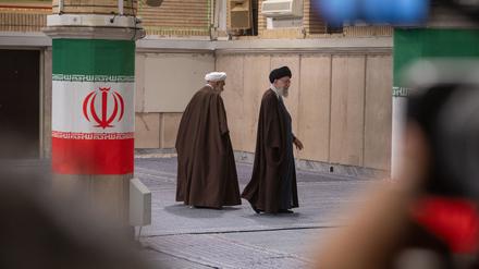 Die Kritik auf ihn wächst: Staatsoberhaupt Ali Chamenei (rechts).