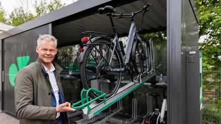 infraVelo-Geschäftsführer Christoph Schmidt eröffnet die gesicherte Fahrradabstellanlage am S-Bahnhof Friedrichsfelde Ost 