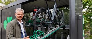 infraVelo-Geschäftsführer Christoph Schmidt eröffnet die gesicherte Fahrradabstellanlage am S-Bahnhof Friedrichsfelde Ost 