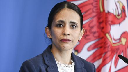 16.04.2024, Brandenburg, Potsdam: Diana Gonzalez Olivo, Brandenburgs neue Integrationsbeauftragte, wird bei einer Pressekonferenz nach der Kabinettssitzung der Landesregierung vorgestellt. Foto: Jens Kalaene/dpa +++ dpa-Bildfunk +++