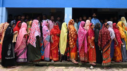 Vom 19. April bis zum 1. Juni finden in Indien die Parlamentswahlen statt. Das Archivbild zeigt Wählerinnen bei der Regionalwahl 2023.