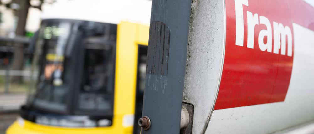 Bei einem Unfall zwischen Auto und Tram wurde ein acht Jahre alter Junge verletzt.