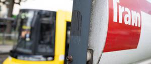 Eine Tram der BVG steht an einer Tram-Haltestelle. (Symbolbild des Tatorts)