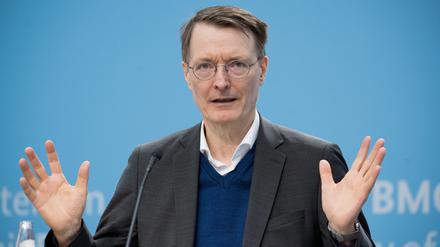 16.04.2024, Berlin: Karl Lauterbach (SPD), Bundesminister für Gesundheit, spricht nach einem Treffen des Runden Tischs des Bundesgesundheitsministeriums zu Long Covid.