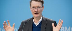 16.04.2024, Berlin: Karl Lauterbach (SPD), Bundesminister für Gesundheit, spricht nach einem Treffen des Runden Tischs des Bundesgesundheitsministeriums zu Long Covid.