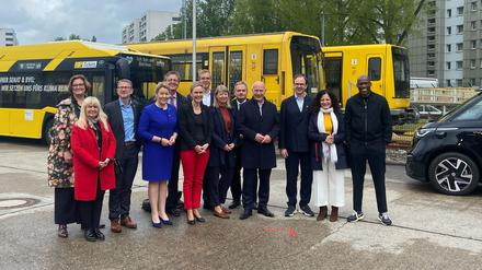 Berlins Senatorinnen und Senatoren bei einem Treffen mit BVG-Vorstandschef Henrik Falk.
