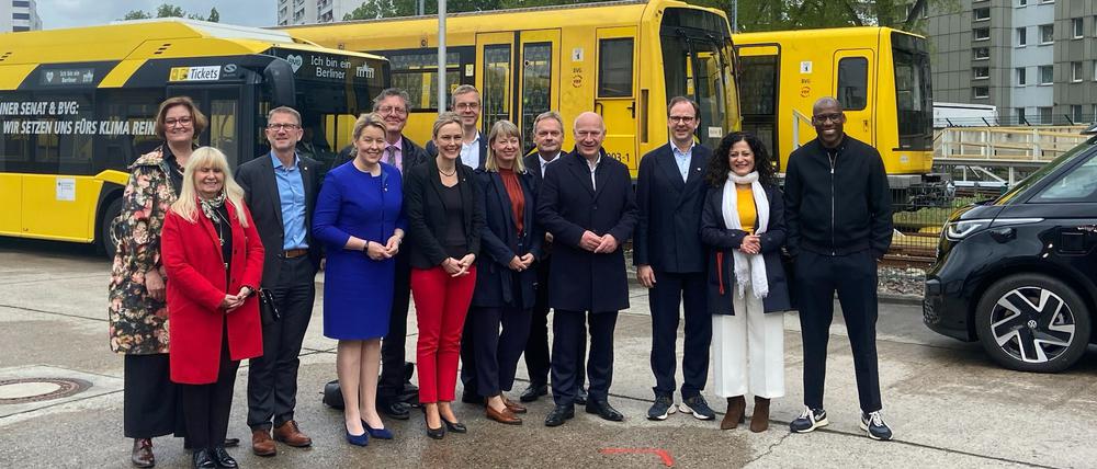 Berlins Senatorinnen und Senatoren bei einem Treffen mit BVG-Vorstandschef Henrik Falk.