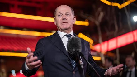 Dürfte eine eher ernüchternde Bilanz nach seinem China-Besuch ziehen: Bundeskanzler Olaf Scholz, auf dem Bild bei einem Pressestatement vor seinem Abflug aus Peking.