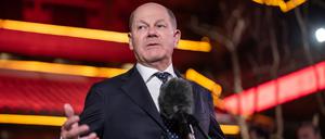 Dürfte eine eher ernüchternde Bilanz nach seinem China-Besuch ziehen: Bundeskanzler Olaf Scholz, auf dem Bild bei einem Pressestatement vor seinem Abflug aus Peking.