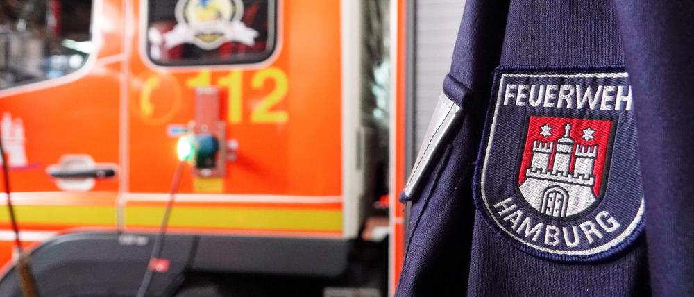 Eine Jacke mit der Aufschrift «Feuerwehr Hamburg» hängt in der Feuer- und Rettungswache Berliner Tor. (Symbolfoto)