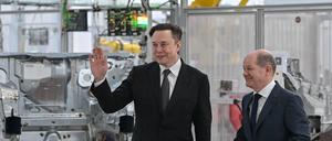 Bundeskanzler Olaf Scholz (r., SPD) und Elon Musk bei einem Besuch in Grünheide 2022. 