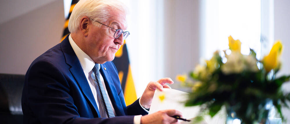 Bundespräsident Frank-Walter Steinmeier sitzt an einem Schreibtisch (Archivbild).