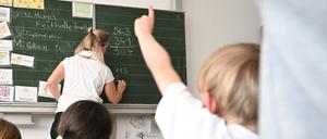 ARCHIV - 22.03.2024, Baden-Württemberg, Stuttgart: Schüler einer Grundschule arbeiten in einem Klassenzimmer an Mathematikaufgaben. (zu dpa: «Gegen den Lehrermangel: Saarland ebnet Quereinsteigern den Weg») Foto: Bernd Weißbrod/dpa +++ dpa-Bildfunk +++