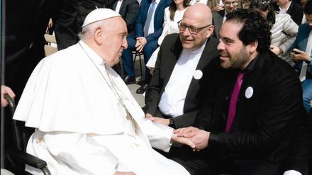 Papst Franziskus mit Nur Ben Shalom und Michael Raddatz vom Projekt „Lebensmelodien“ aus Berlin-Schöneberg.