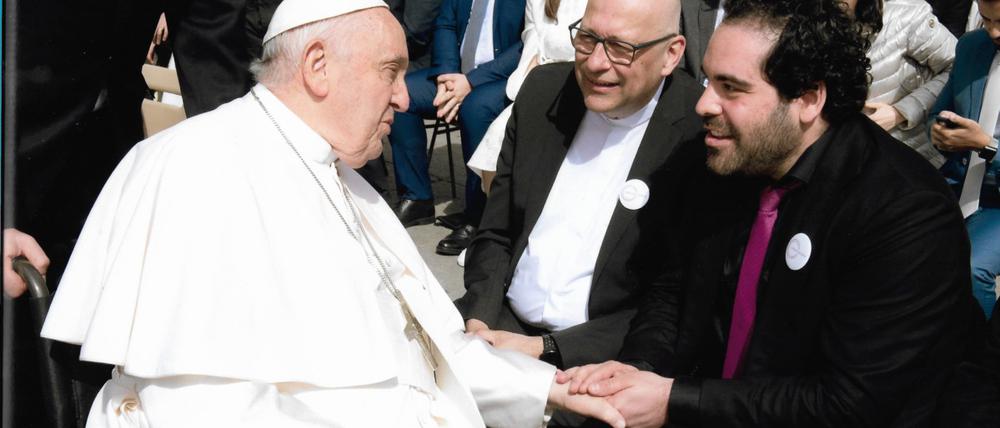 Papst Franziskus mit Nur Ben Shalom und Michael Raddatz vom Projekt „Lebensmelodien“ aus Berlin-Schöneberg.
