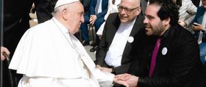 Papst Franziskus mit Nur Ben Shalom und Michael Raddatz vom Projekt „Lebensmelodien“ aus Berlin-Schöneberg.