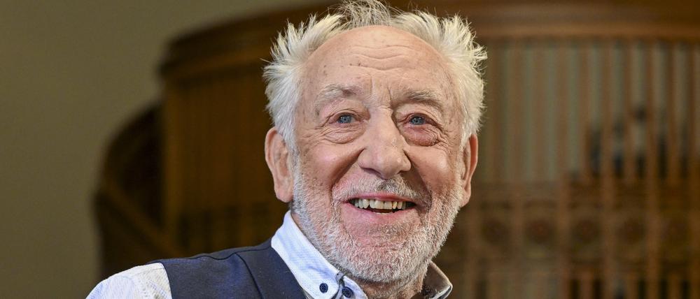 ARCHIV - 01.09.2023, Berlin: Der Intendant Dieter Hallervorden führt durch die Jahrespressekonferenz seines Schlosspark-Theaters für die Spielzeit 2023/24. (zu dpa: «Gedicht über Gaza - Dieter Hallervorden veröffentlicht Video») Foto: Jens Kalaene/dpa +++ dpa-Bildfunk +++