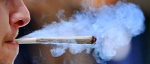 Themenbild Cannabis Legalisierung. Junger Mann raucht einen Joint,Rauch CANNABIS, Marihuana. THC, *** Theme picture Cannabis legalization Young man smokes a joint,smoke CANNABIS, marijuana THC,
