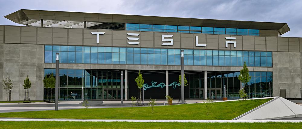 Dunkle Wolken ziehen über das Werk der Tesla-Autofabrik. 