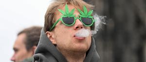 Kiffer vor dem Kölner Dom beim Feiern der Cannabis-Legalisierung am 1. April.