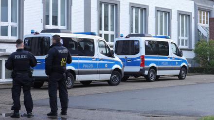 Polizisten in Solingen auf der Suche nach einer Schleuserbande, die von NRW bis Berlin aktiv war.