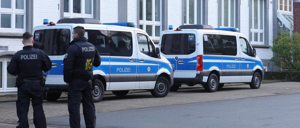 Polizisten in Solingen auf der Suche nach einer Schleuserbande, die von NRW bis Berlin aktiv war.