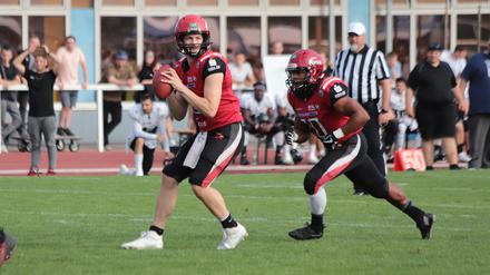 German Football League 1 Nord, Saison 2019, Potsdam Royals gegen Berlin Rebels, Royals-Quarterback Paul Zimmermann am Ball
 Gutes Comeback. Nach Krankheitspause stand Paul Zimmermann wieder als Quarterback der Royals auf dem Platz. Ihm gelang ein Touchdown-Pass. Insgesamt war die Partie aber defensiv geprägt. Foto: Gerhard Pohl 