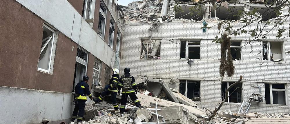 Auf diesem vom ukrainischen Katastrophenschutz zur Verfügung gestellten Foto arbeiten Rettungskräfte am Mittwoch am Ort eines russischen Raketeneinschlags in Tschernihiw.
