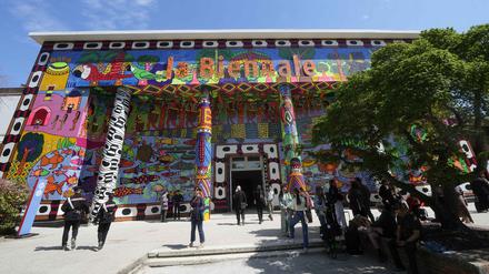 Im Hauptpavillon in den Giardini präsentiert der brasilianische Kurator Adriano Pedrosa die Ausstellung „Fremde überall“.