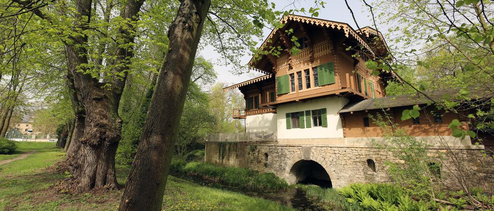 Schweizer Haus in Potsdam. Das Gebäude in Klein Glienicke, Teil des Weltkulturerbes, steht über die Immobilienfirma David Borck zum Verkauf.