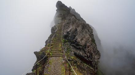 Blick über einen Felsen im Nebel (Symbolbild)
