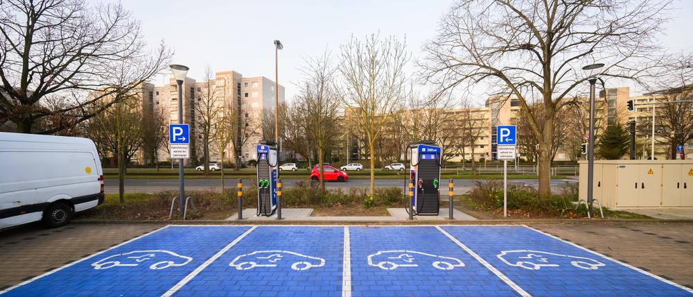 Ladeplätze an Schnellladesäulen für Elektroautos in Laatzen in der Region Hannover.