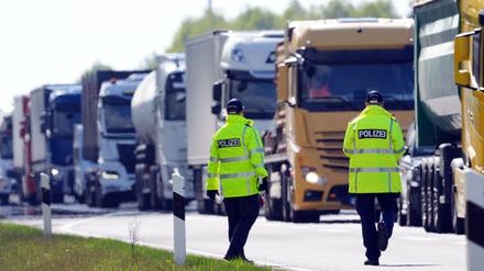 17.04.2024, Brandenburg, Walsleben: Polizeibeamte stehen kurz vor der Abfahrt zum Parkplatz Rosskower Heide an der Autobahn A 24 und winken Lastwagen aus dem fliessenden Verkehr, die an einer Kontrollstelle den Abstand zum vorausfahrenden Fahrzeug mutmaßlich unterschritten hatten. Die Abstandsmessung der Fahrzeuge erfolgte mit Hilfe einer Drohne. Foto: Soeren Stache/dpa +++ dpa-Bildfunk +++